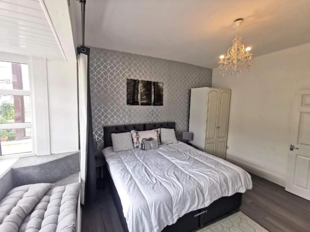 Homestay Centre Room, Wifi, Share Facility Swansea