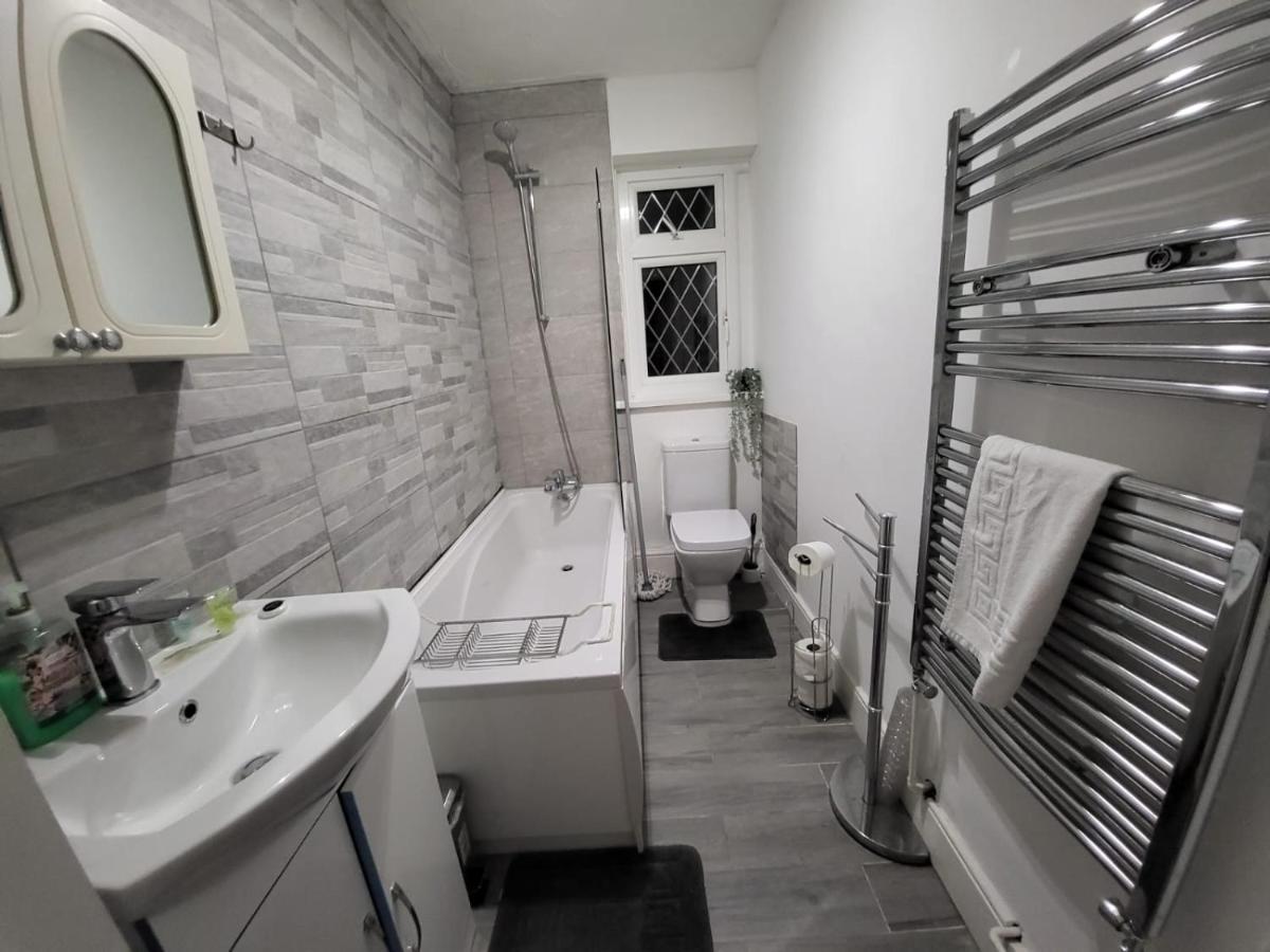 Centre Room, Wifi, Share Facility Homestay Swansea